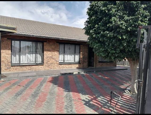 3 BEDROOM HOUSE FOR SALE IN BOITEKONG EXT 3